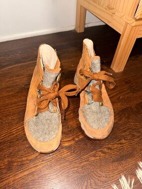 Sorel Tan and Gray Women's Winter Lace-Up Boots, Suede (7.5)